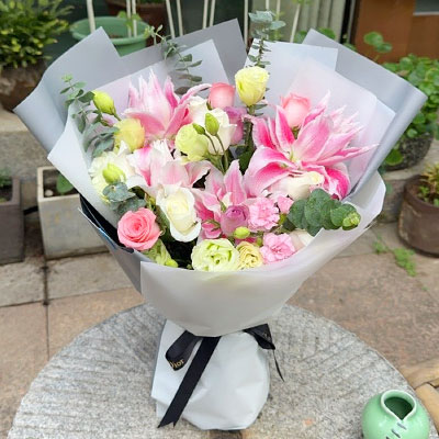 酒泉9朵玫瑰混搭百合，爱恋纯真无邪