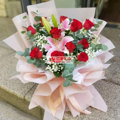 酒泉11朵红玫瑰百合，全世界里只有一个你